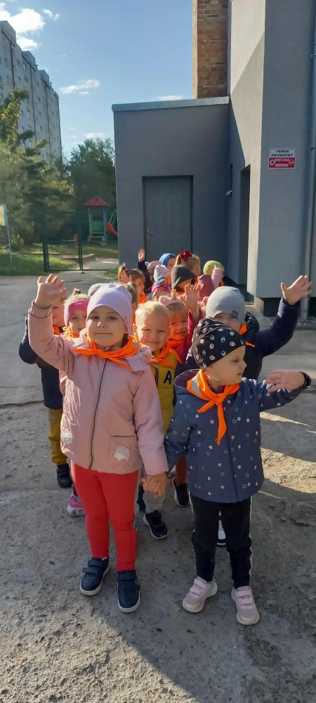 Mały czytelnik w bibliotece.