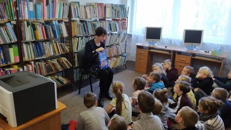 Głośne czytanie w Bibliotece Królowa Śniegu