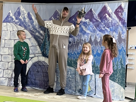 Mikołajkowe przedstawienie teatralne pt. ''Anaruk w Grenlandii''